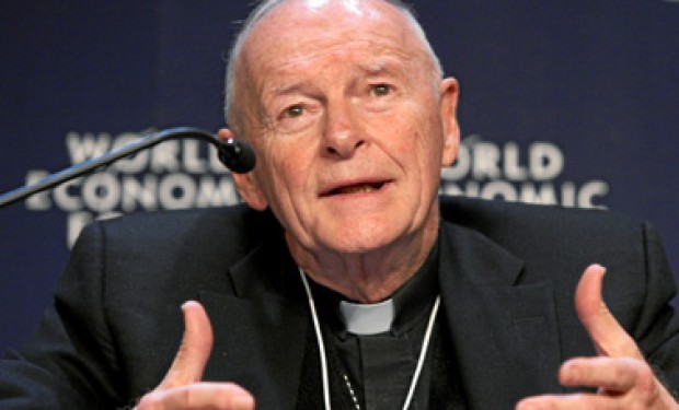 Una bomba sul Vaticano: denunciato per abusi il cardinale ex arcivescovo di Washington   